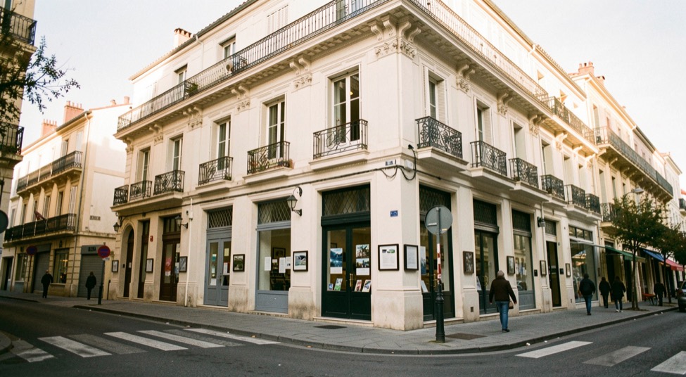 Façade claire d’un lieu culturel marseillais au soleil du matin